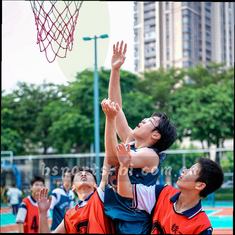 战术板上的手写箭头与交叉线条，勾出两支队伍的跑动路线